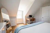 Family Cottage with 4 King Beds