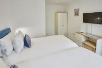 Host & Stay - Even Keel - balcony