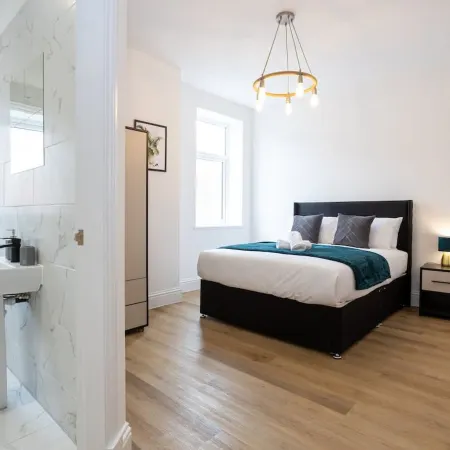 NEW Spacious Flat Ideal for Business Sleeps 4