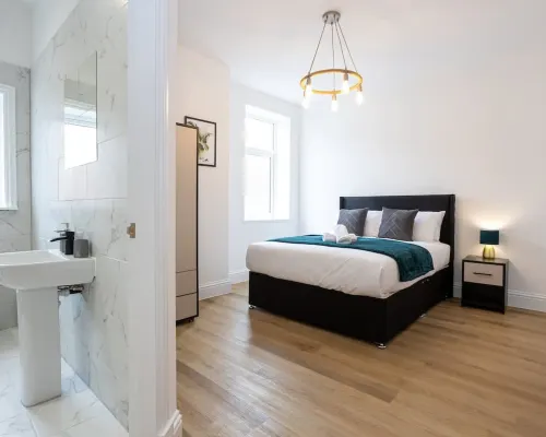 NEW Spacious Flat Ideal for Business Sleeps 4 Hotels in Worsley