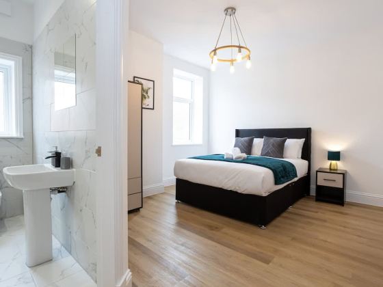 NEW Spacious Flat Ideal for Business Sleeps 4