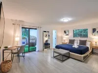 Villa Santorini Lakefront Private Deck Hotels in Ojus