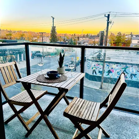 Downtown Condo, Stylish & Comfy
