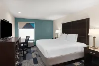 Baymont by Wyndham Iowa Lake Charles - parking