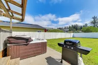 Crescent City Home w/ Hot Tub: Half-Block to Beach - parkir