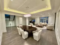 Luxurious 5-Bedroom House in Toronto - Modern Elegance Awaits - บังกะโล