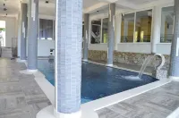 Azura Bay Hotel - 游泳池