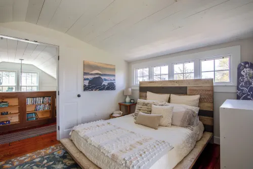 Ping-pong & Fire Pit! Renovated Marshfield Cottage - 4-Star