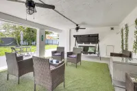 Group Hub w/ Game Room! 4 Mi to Hard Rock Stadium - Country Houses