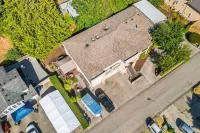 6 Bedrooms, Walking Distance to Airport - Kitchens