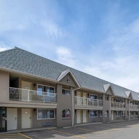 Econo Lodge Inn & Suites