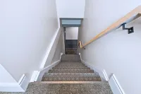 Casa Hotels Gerrard New Riverdale Basement Suite - 2-Star
