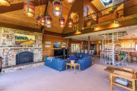 Endless Vistas 4BR With Stunning Views and Close Proximity to Town