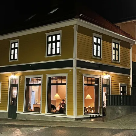 Vibrant Apartment on Bustling Street, above a Restaurant Perfect for Tourists,