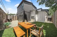 Stylish South Austin Getaway With Yard - Bungalows
