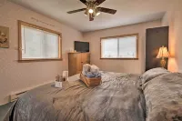 Private Hot Tub & Fireplace: Poconos Home! - que admiten mascotas