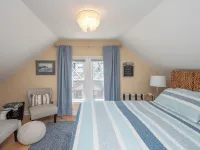 Heart of Jamestown, In town location, 3rd floor suite, B&B style with King Bed - Wifi