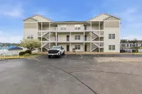 Bright Lakefront Condo, Amazing Views, Pools, Hot Tub - Boutique