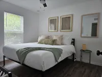 Modern Top Floor Rental Unit near Anna Maria Island - Apartments