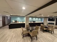 Quality Inn & Suites Detroit Metro Airport - breakfast