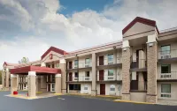 Red Roof Plus+ Birmingham East - Irondale/ Airport - parking