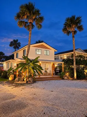 Beautifully remodeled home steps away from the Beach! - 2 ดาว