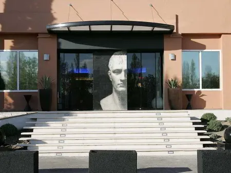 Hôtel Arles Plaza Отели в г. Арль