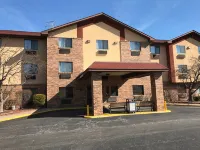 Super 8 by Wyndham Peoria East فنادق في Fondulac Township