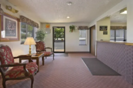 Super 8 by Wyndham Springfield North I-44