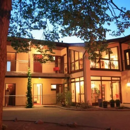 Landhotel Rittmeister & Kräuter-Spa Adults Only Отели рядом с достопримечательностью «Спортивный и конгресс-центр Stadthalle Rostock»