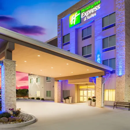 Holiday Inn Express & Suites LITCHFIELD WEST by IHG