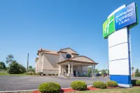Holiday Inn Express & Suites Wauseon فنادق في Dover Township