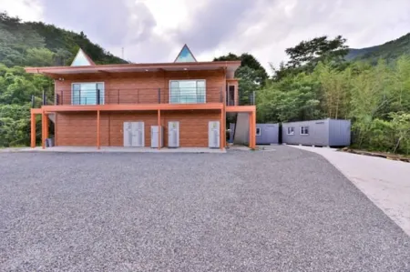 Gokseong Joeunsesang Resort Glamping Pension Отели рядом с достопримечательностью «Gajeong-Yeog»