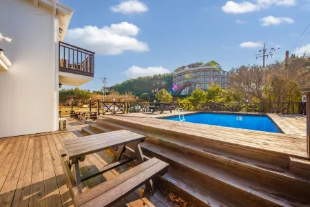 Taean Arong Dalong Pension Отели рядом с достопримечательностью «Ch'ŏngp'odae-haesuyokchang»