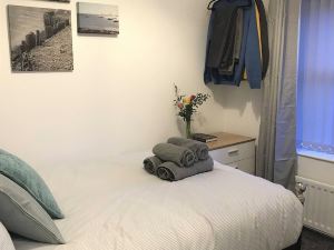 Cosy 2-Bedroom House in Widnes Sleeps 4