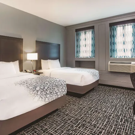 La Quinta Inn & Suites by Wyndham Baltimore Downtown Отели рядом с достопримечательностью «Уолтерс Арт Музеум»
