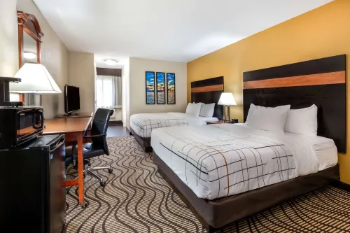 La Quinta Inn by Wyndham Sandusky Near Cedar Point - parking