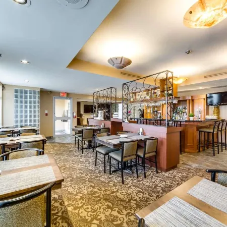Monte Carlo Inn Oakville Suites