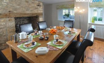 Gardeners Cottage - Housity