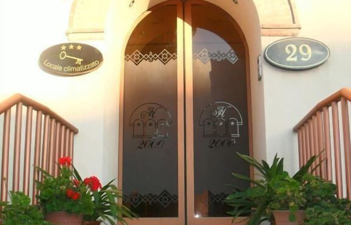 Hotel 2000