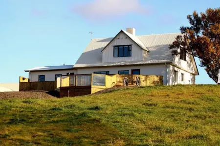 Guesthouse Steindórsstadir, West Iceland Отели в г. Baer
