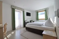 Hotel Traube - Stelvio Hotels in Tubre