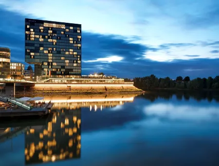Hyatt Regency Dusseldorf Отели рядом с достопримечательностью «Neuer Zollhof»