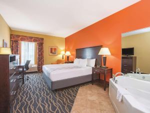 La Quinta Inn & Suites by Wyndham Tulsa Airpt / Expo Square