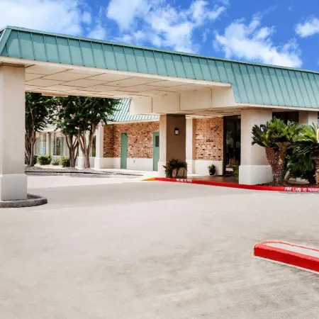 Days Inn by Wyndham Seguin TX