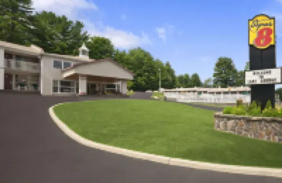 Super 8 by Wyndham Lake George/Downtown Hotel a 