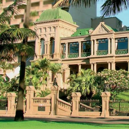 Durban Manor Hotel & Conference Centre Отели рядом с достопримечательностью «Компания Плейхаус»