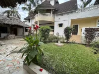 Lovely 5-Bed Room House with a Swimming Pool Hotels in 