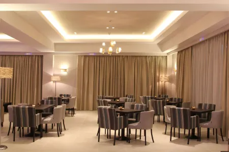 Achilles Hotel Отели рядом с достопримечательностью «Rimon Reza»