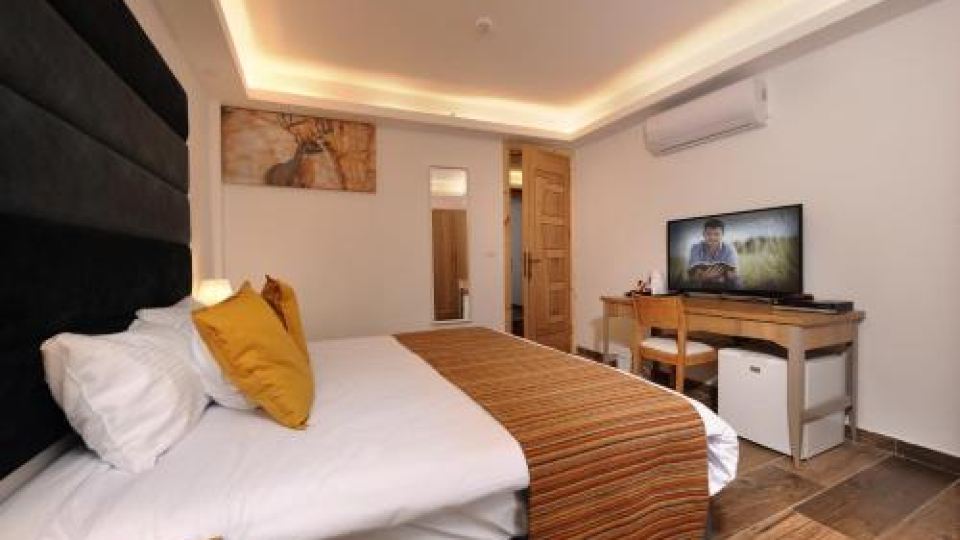 Tzukim Desert Traveler's Hotel - cliff hotel